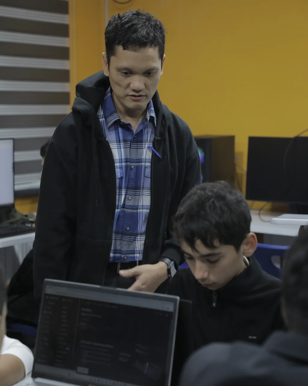 IELTS va SAT tayyorgarligi: chet ellik ustoz yuqori sinf oʻquvchilari bilan individual amaliy mashgʻulot oʻtkazmoqda