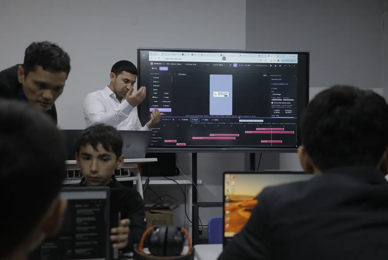 Zamonaviy sinfxonadagi ulkan interaktiv Smart doska orqali raqamli dars mashgʻuloti