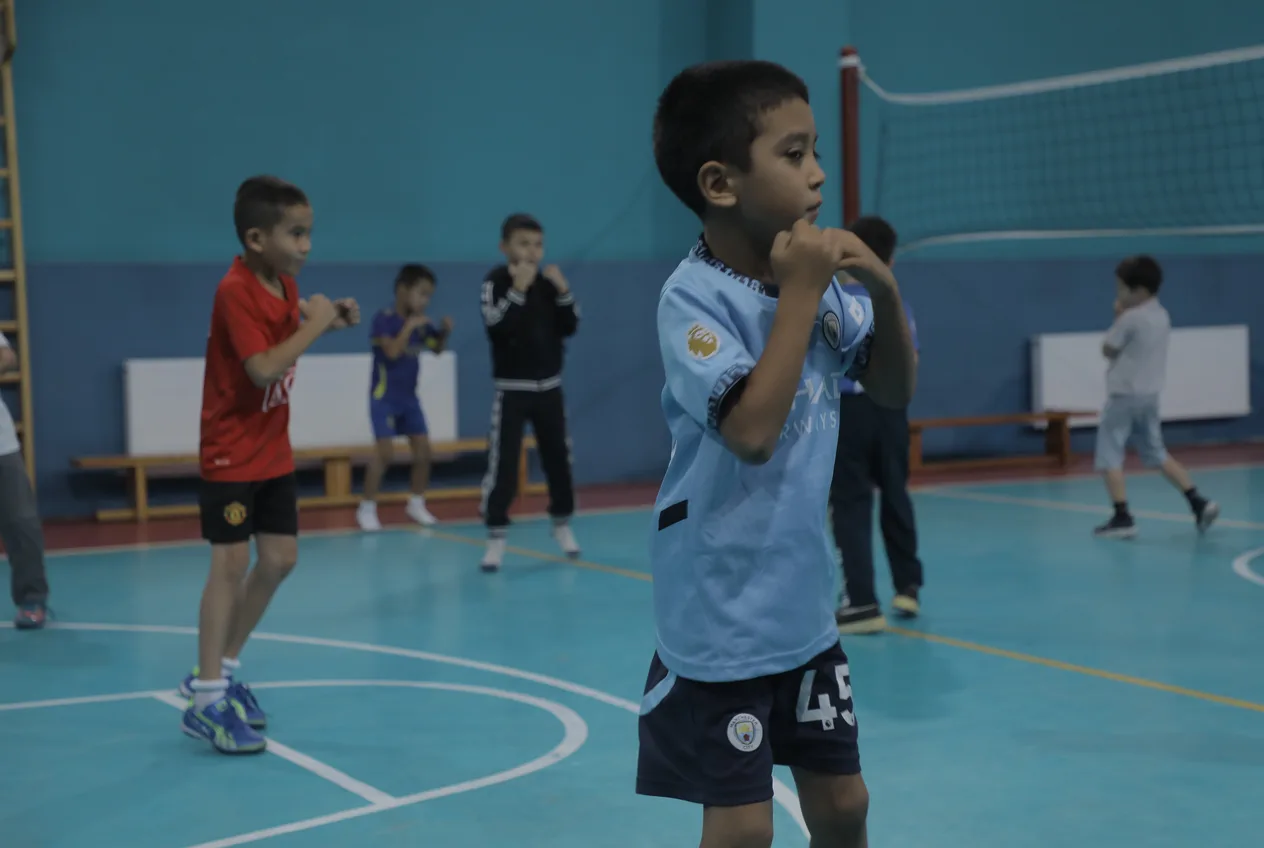 Keng sport zalida oʻquvchilarning boks va yakkakurash boʻyicha amaliy mashgʻuloti